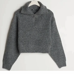 Stickad tröja strl Xs - Säljer nu denna super fina och mysiga tröja med dragkedja från Ginatricot!! Köpt för ca 2 månader sen men använd Max 2 gånger så den är som ny💕  nypris: 399kr