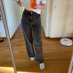 Jeans GinaTricot  - Säljer mina favoritjeans från Gina då de tyvärr blivit för små för mig :( Sitter skitsnyggt över midja och lösa i benen! Köpta för 599:- 💕