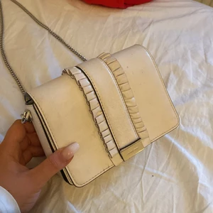 Michael kors väska - Super söt Michael kors väska köpt för 2199kr på Michel kors affären i Göteborg. Använd några får gånger bara. Pris går att diskutera 💞