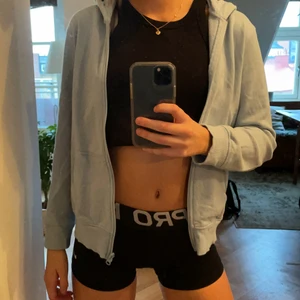 Zip-up hoodie  - Säljer denna fina ljusblå zip-up hoodien som tyvärr inte kommer till användning längre💛