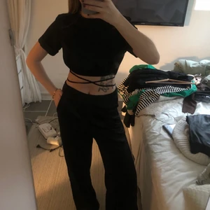 Satin-set (LÄS BESKRIVNING) - Superfint satin set! Tröjan är från Gina strl 38, byxorna från lindex i strl xs, dock är byxorn ”utsydda” i midjan så de passar en 36/38 och tröjan knyts vilket gör att den passar dom flesta! Köp hela för 450kr eller tröjan för 100kr och byxorna 350kr🥰 inget av plaggen är använda