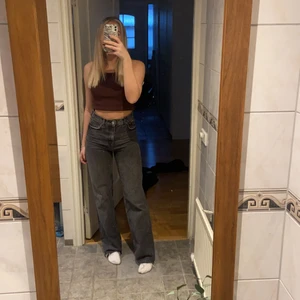 Zara jeans Gråa - Super fina Zara jeans i gråa. Jätte bra skick inga hål eller slitage. Jag är 171cm lång och dessa är långa i benen😍 storlek 36