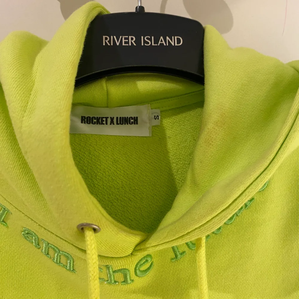 Säljer min cropped lime grön hoodie i storlek S, bra skick förutom att en har lite smink märken på främre luvan. Den är ballongärmad och Köpt från junkyard märket är RocketxLunch, säljer den för 60kr! kan mötas upp i Stockholm eller frakt tillkommer 📦. Hoodies.