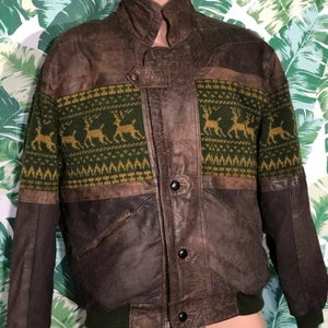 Vintage läderjacka - Jättebra vintage jacka av RIKTIGT LÄDER, mycket "Strangerthings" stil, som 80- och 90-tal. Inga defekter. Passar M-L män eller L-XL kvinnor. Byst 130cm, höfter 100-113cm, längd 75cm. Jag skickar från Lettland, så det tar några dagar längre. ENG- Great vintage REAL LEATHER jacket, very “stranger things” style, like 80s and 90s. No defects. Will fit M-L men or L-XL women. Bust 130cm, hips 100-113cm, length 75cm. I ship from Latvia, so it will take a few days longer.