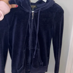 Jätte fin juicy couture cardigan🤩 - Fortfarande fint skick mörkblå färg🤩