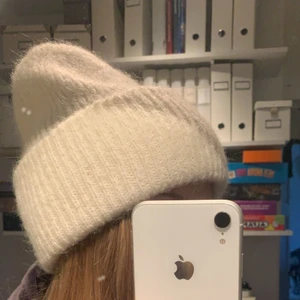 Vit stickad mössa - Så himla fin mössa från Gina! Jätte skön och super fin passform! Säljer då den inte kommer till användning. Köpt för 350 och använd knappast 1 gång 💘