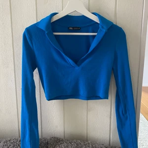 Blå topp / tröja - Tröja i superfin blå färg, aldrig använd! strlk S