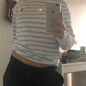 Lyle & Scott sweatshirt - En fin randig Lyle & Scott sweatshirt i storlek S. Köptes för 800kr och säljer för 200kr❤️ kontakta mig om ni vill ha mer information