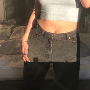 Svarta straight jeans - Heej🌸 Jag säljer mina svarta raka ish highwaisted jeans pågrund av att dem inte kommer till användning längre. Inga defekter eller liknande! Hoppas att någon annan ska få nytta av dessa. 🤍 Om ni är intresserade så hör av er! Köparen står för frakten!