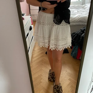 Vit kjol - En vit kjol som jag köpte här på Plick förra sommaren, så söt och Fin! Har klippt av lappen för att den skavde så vet inte vart den är ifrån, och har inte heller storlek inskriven men skulle säga mellan en s-m! 🎀🎀🎀🎀