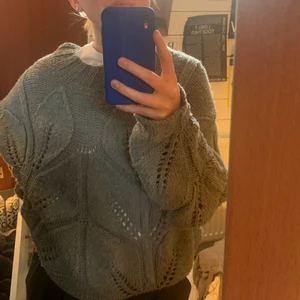 Grå stickad tröja  - Så fin stickad tröja med mönster i stickningen. Sparsamt använd och i fint skick. 