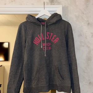 Hollister hoodie  - Hoodie från hollister, storlek L men ser den mer som en M… fint skick. 