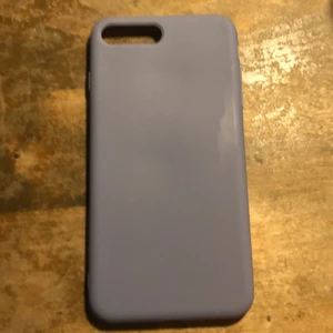 Mobil skal - Säljer detta mobilskal för iphone eftersom när jag köpte det råkade jag ta fel storlek så är i bra skick, skriv privat om intresse köparen står för frakten💕