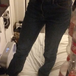 Ett par jeans st 34/36 - Ett par blåa jeans med detaljer på fickorna som jag köpte secondhand i st 38/36. 