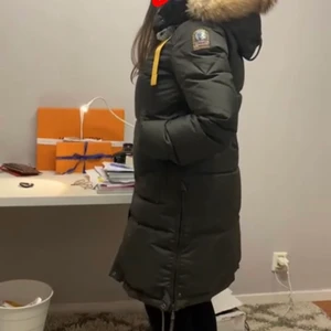 Long bear parajumper - Nu säljer jag min fina parajumper vinterjacka i modellen ”long bear” inköpt på johnells.  - Finns i Botkyrka& Södertälje men kan fraktas till hela Sverige. - Stl 40 men passar även en 38. - Säljes för 4000kr men kan diskuteras vid snabb affär - Nås via telefonnummer 0702200909.  - Djur- samt rökfritt🌸