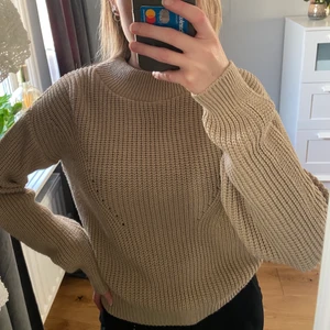 Stickad tröja  - Stickad tröja i strl S! Använd 1-2 gånger så väldigt fint skick! 👌🏼 använder inte längre pga har många liknande.