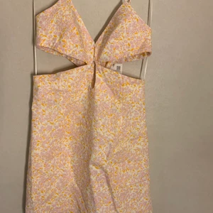 Klänning - Helt oanvänd klänning från zara, köpt i somras. Vid fler inteserade blir det budgivning