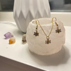 Halsband  - Bee earrings and necklace 🐝