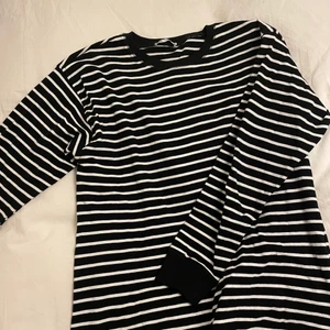 Zara tröja  - Säljer denna tröja från zara storlek L, skulle säga att den passar från S-L beroende på hur man vill att den ska sitta 💗 jag har vanligtvis storlek S i storlek och den sitter lite oversize på mig. 