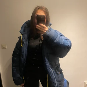 FJÄLLRÄVEN EXPEDITION JACKA - Säljer min blåa Fjällräven, i väldigt bra begagnat skick! I storleken XXS men passar även som en S/M. Jag på bilden är 160 cm & den sitter bra på mig. Bud från 3900kr! Endast Swish och köparen står för frakt! Ansvarar inte för postens slarv💕💕💕