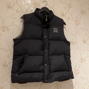 Väst från Sebago - En väst från Sebago i marinblå färg.  Perfekt till en stickad tröja under. 