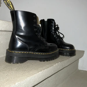 Dr Martens - INTRESSEKOLL!!! Säljer mina super coola och snygga dr Martens pga för små för mig. De är i storlek 39 i modellen Jadon och är endast använda 2 gånger!!! Säljs direkt för 1700!!   ( Nypris:2300kr)