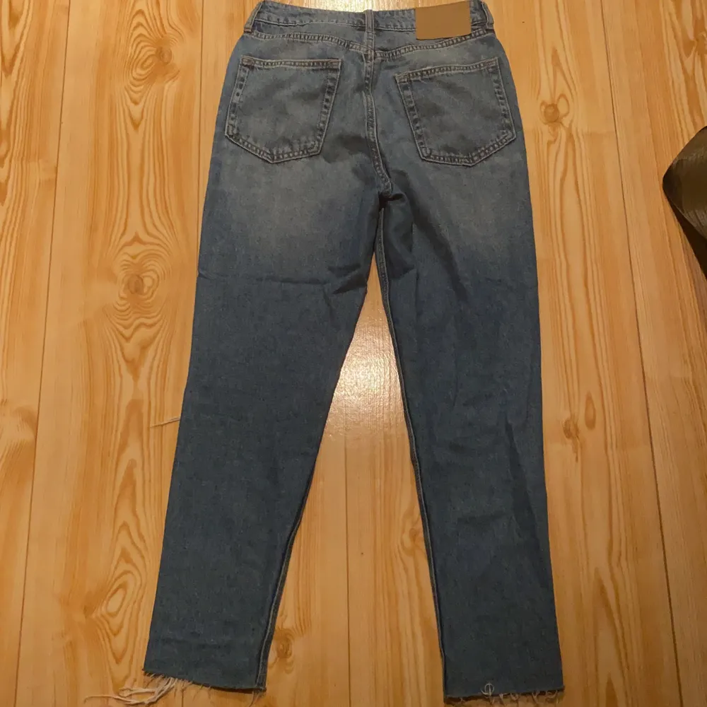 Säljer dessa mom jeans från hm i strl 36. Helt oanvända, säljer på grund av att de är för små. Kontakta mig om du är intresserad💕. Jeans & Byxor.