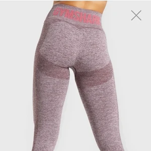 Gymshark tights - Säljer dessa lila/rosa gymshark tights i storlek medium. Varssamt använda så dom är i bra skick. Köparen står för frakten❣️