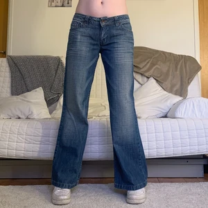 Bootcut Jeans - Säljer dessa snygga jeans med flare i storlek W30L32! 79cm midja och 76cm innerbenslängd, jag på bilderna är 172cm lång och brukar bära storlek 38/W28/S-M❤️