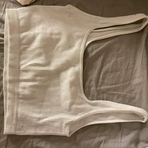 Toppar  - Toppar från zara. Den vita använd den rosa/bega aldrig använd                 Köparen står för frakt 