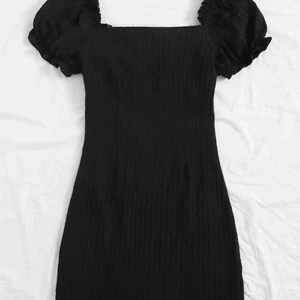 Klänning - Säljer denna jättefina klänning som jag aldrig använt då den var för liten för mig. Alltså helt som ny. Köpte den för 170kr och säljer den för 100kr. Jag brukar vanligtvis ha M så den som brukar ha XS/S passar nog bättre i den. 