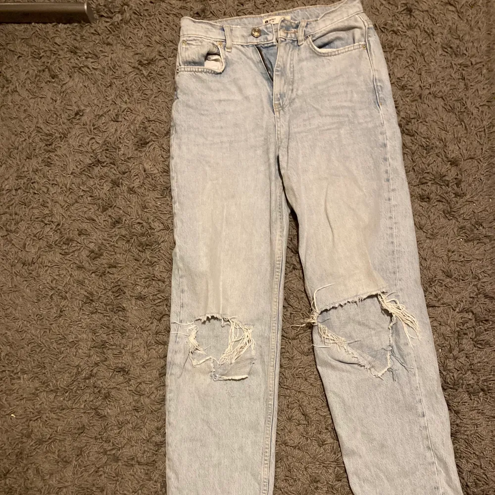 Ljusa jeans från Gina tricot i storlek 32. Något slitna i färgen men annars i bra skick. Nypris 600 kr, mitt pris 150 kr, köparen står för frakt.. Jeans & Byxor.