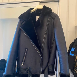 Skinnjacka - Skinnjacka från pieces, knappt använd. Nypris: 999kr