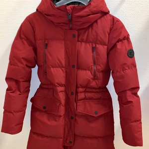 Everest vinterjacka  - Vinterjacka i storlek 34 (mer som 36-38) använd 4 gånger så den är i nyskick. Säljes då jag har en likadan i annan färg. Går att dra ut och in midjan så den passar ens former. NYPRIS 1300kr