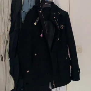 Kappa - Säljer den här svarta kappan från Zara , pälsen på luvan är tyvär borta ,har använt den typ 3 gånger ,så hel o fin o bra skick ,passar bra på hösten och även våren .