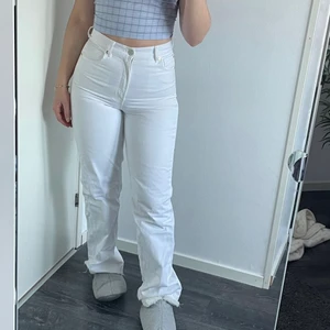 Vita jeans  -  Vita jeans från Zara! Är i bra skick då de var lite små från början så fick inte mycket användning av dem tyvärr. Är i storlek 40 men skulle väl säga att de passar storlek 38. Köparen står för frakt den