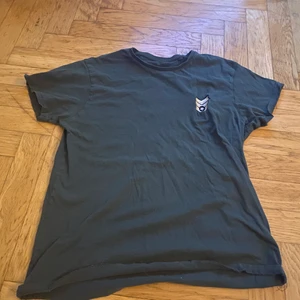 T-shirt - Använd några gånger, liten i storleken 