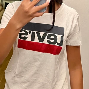 Levi’s t-shirt - Helt oanvänd Levi’s t-shirt som jag fick i present men säljer då den inte kommer till användning💕💕 Bild tagen av min lillasyster🧸🤍