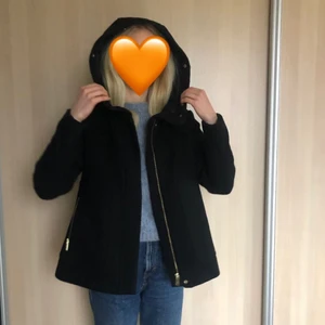 Höst kappa! - Gullig kappa som är i en kort model! Väldigt fin kvalitet + att den är lite tjockare i materielet så passar bra till hösten 🧡 Har dessutom en luva! Inga defekter på jackan! Hör av er för frågor 