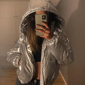 METALLIC PUFFER - Snygg metallic jacka från bershka köpt förra vinter men använder inte så mycket längre! gott skick och inga skråmor på jackan! 