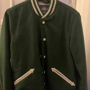 Grön jacka - Grön höstjacka är en tjej som har storlek xs och jackan är i M så den blir oversized men jag älskar det!!