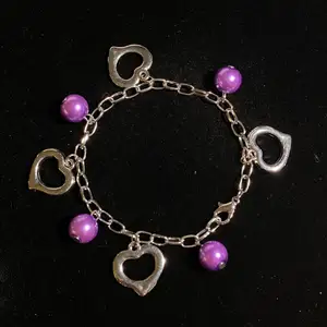 Armband i silver med lila pärlor och hjärtan💜 Fri frakt✨