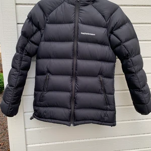 Peak performance vinterjacka storlek S.  - Vinterjacka från peak performance i storlek s. Mycket fint skick och endast använd en vinter.