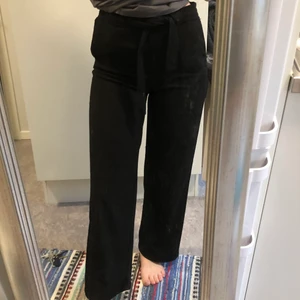 Kostymbyxor med knytning - Kostymbyxor i använt men bra skick. Från Jaqueline de young. Något små i strl