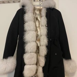 Päls jacka - Super fin pälsjacka, inköpt från Garoff, äkta päls! Helt oanvänd, endast hängt i garderoben. Nypris - 4999kr