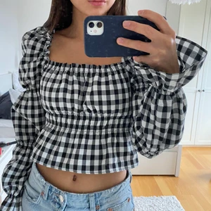 Rutig tröja med resårdetaljer - Säljer denna fina oanvända rutiga toppen i storlek xxs som även kan passa en xs. Prislapp kvar och nypris är 199 men jag säljer för 80 kr + frakt ❤️‍🔥❤️‍🔥❤️‍🔥