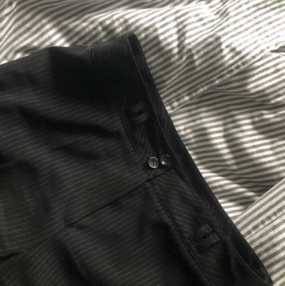 Svarta midwaisted kostymbyxor med randigt mönster! Verkligen svinsnygga men tyvärr för små för mig :( står att de är i storlek 40 men skulle mer säga 36/38. Jeans & Byxor.