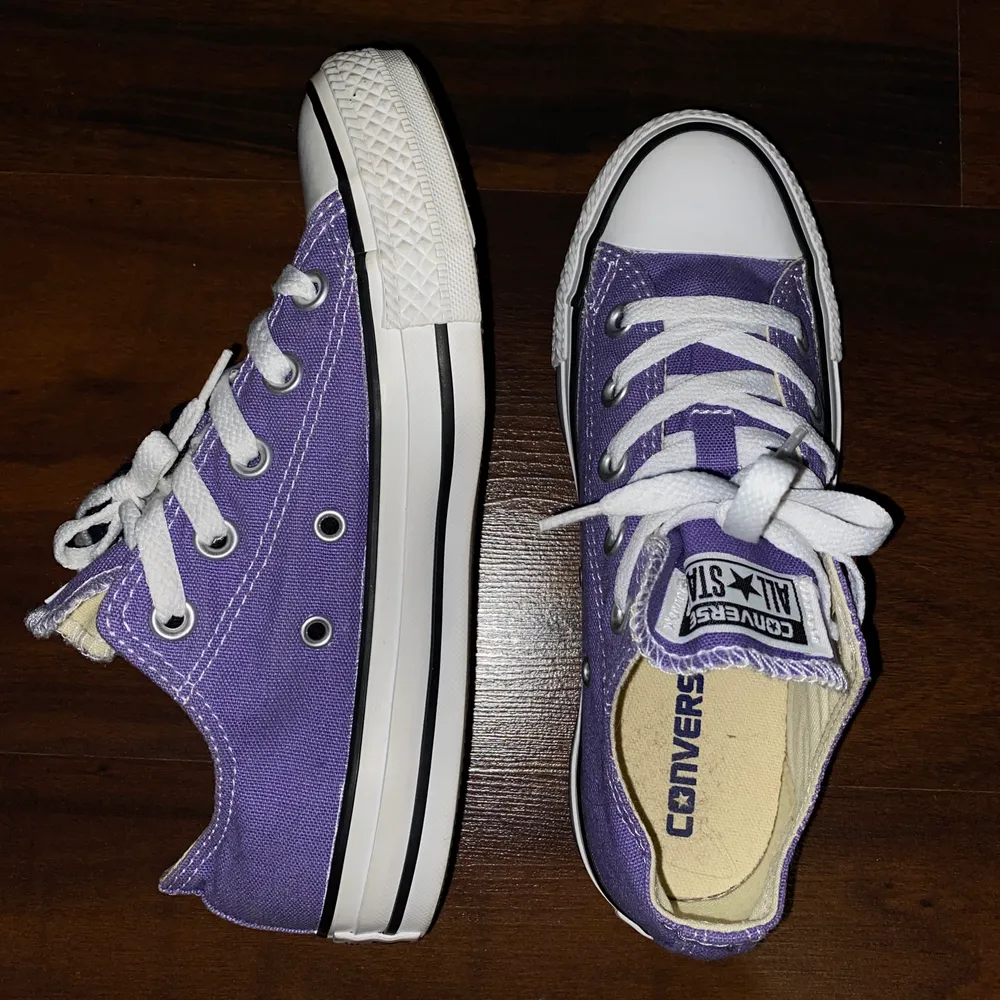 Säljer dessa lila Converse skor eftersom att dom är för små. Precis som nya då de bara har används ca 1-2 gånger! Nypris: 600kr. Skor.