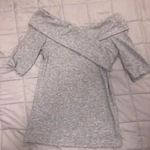Offshoulder grå tröja, storlek 34, pris 100kr