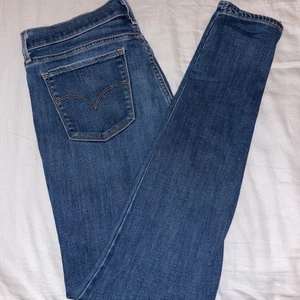 Levis jeans - Blåa Levis jeans, i modellen super skinnet. Knappt använda. Storlek 30/32. Frakt tillkommer